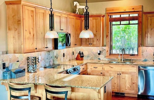 Powell Butte Cabin | Cabin 110 at Brasada Ranch: 3 Master Bd, 3.5Ba, Golf Course Views & Hot Tub!