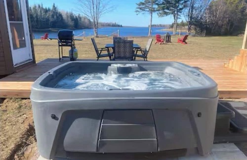 Sainte-Anne-de-Kent Cottage | Waterfront tiny home with hot tub (Pet friendly, near beaches)
