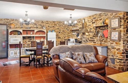 Arouca Apartment | 'Jasmim' Room with Shared Pool, Wi-Fi and Air Conditioning