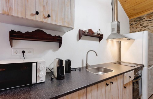 Castelo de Paiva House | Holiday Home 'T2 Da Chica' with Shared Pool, Wi-Fi and Air Conditioning