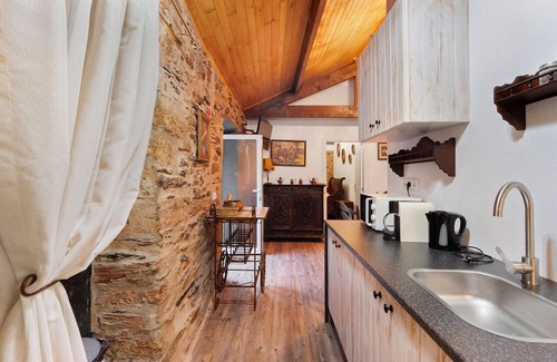 Castelo de Paiva House | Holiday Home 'T2 Da Chica' with Shared Pool, Wi-Fi and Air Conditioning