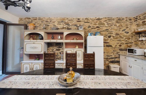 Arouca House | Holiday Home 'T3 Da Chica' with Shared Pool, Wi-Fi and Air Conditioning