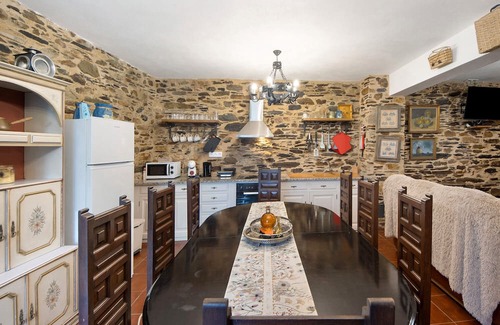 Arouca Apartment | 'Margarida' Room with Shared Pool, Wi-Fi and Air Conditioning