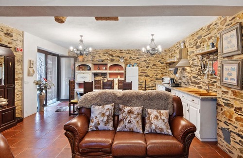 Arouca Apartment | 'Margarida' Room with Shared Pool, Wi-Fi and Air Conditioning