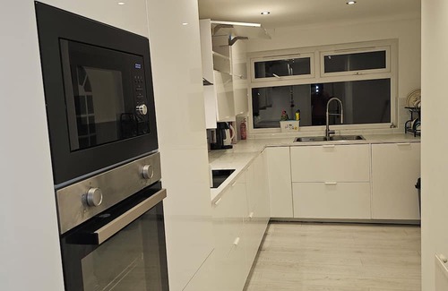 Sittingbourne House | Eusty 3-Bedrooms Guest House Sittingbourne, Kent.