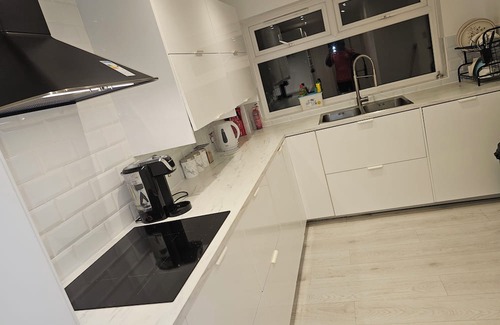 Sittingbourne House | Eusty 3-Bedrooms Guest House Sittingbourne, Kent.