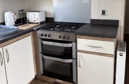 Harwich House | Cosy caravan with free Wi-Fi at Dovercourt Holiday Park ref 44502R