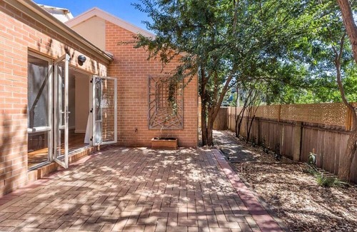 Turner Apartment | Modern, Stylish Townhouse in Turner – Walk to Cafés, Parks & Canberra City