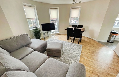 Havering Apartment | Flat, 2 mins from Station, Free Private Parking