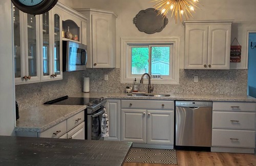 Timiskaming District House | 4Bed Downtown Gem,Modern Comfort, Fireplace,Huge Backyard,Step to Lake broadwalk