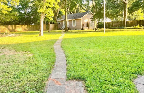 Broadmoor House | Cozy guest home on a .75 acre lot in Shreveport!