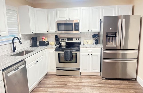 Broadmoor House | Cozy guest home on a .75 acre lot in Shreveport!