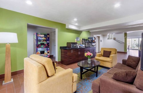Temple Terrace Hotel | Relax in Comfort Near Busch Gardens, Adventure Island & USF Campus
