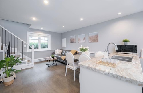 West Side House | Brand New Stylish two Bedroom Suite in Prestigious Shaughnessy