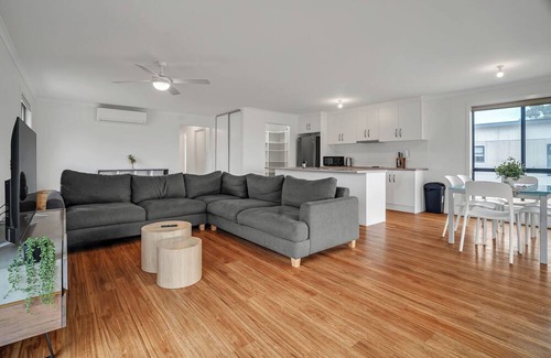 Murray Bridge House | Long Island Retreat: Rosella. Relax and Unwind or Enjoy Endless River Activities