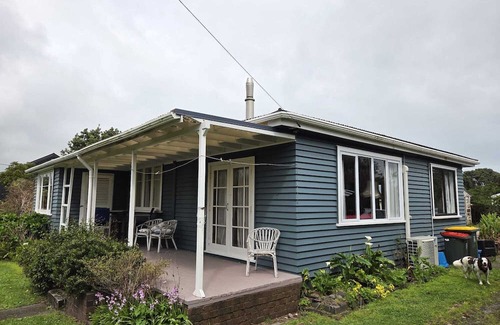 Opunake House | Our family bach at ōpunakē, pets and big whānau welcome