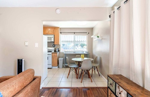 Poets Corner Apartment | New Modern 2BR Berkeley Home – Near UC & Park