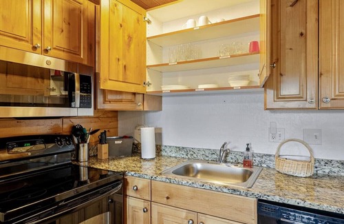 Coalville Cabin | The Cozy Cub | Pool | Hot Tub | Snowmobiling