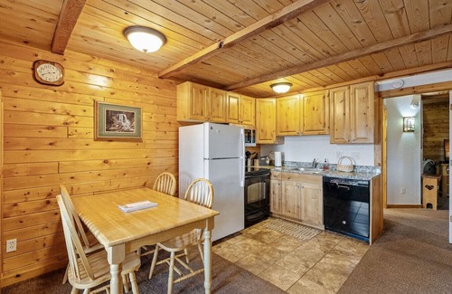 Coalville Cabin | The Cozy Cub | Pool | Hot Tub | Snowmobiling
