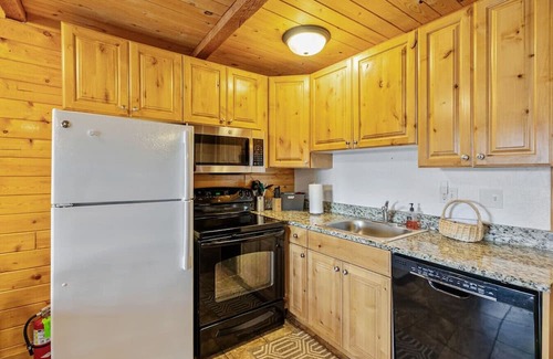 Coalville Cabin | The Cozy Cub | Pool | Hot Tub | Snowmobiling