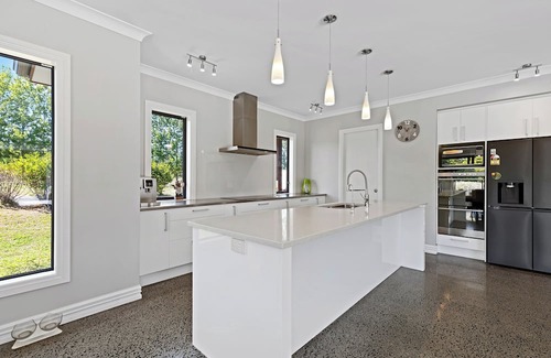 Dairy Flat House | Escape to Your Private 5-Acre Farm Lifestyle Paradise, 8 mins to Shops & Eatery