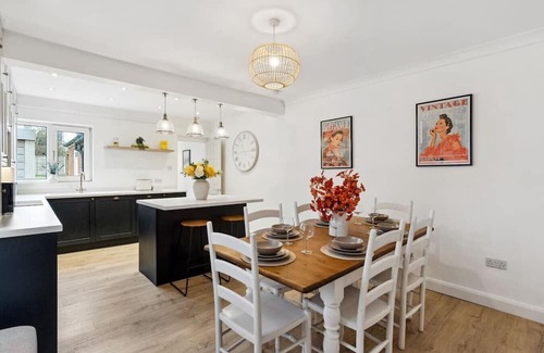Guildford House | The Guildford Manor | Free Parking | 6 Beds