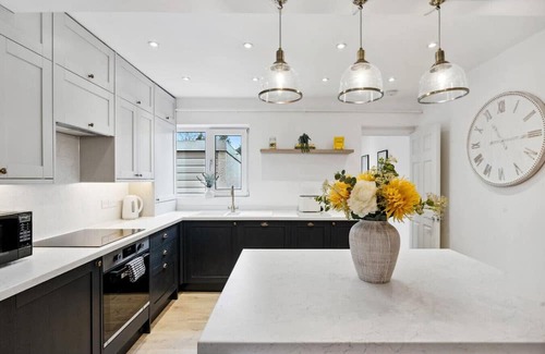 Guildford House | The Guildford Manor | Free Parking | 6 Beds