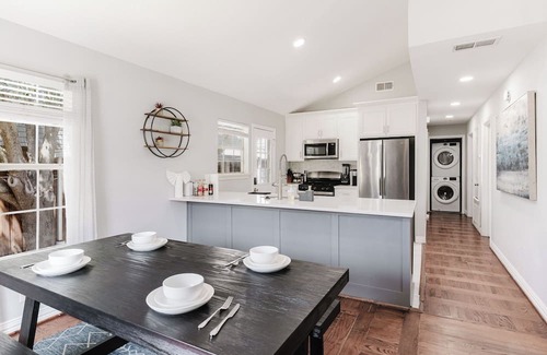 Old East Dallas House | Charming Modern 4BR Home - Lux - Backyard.