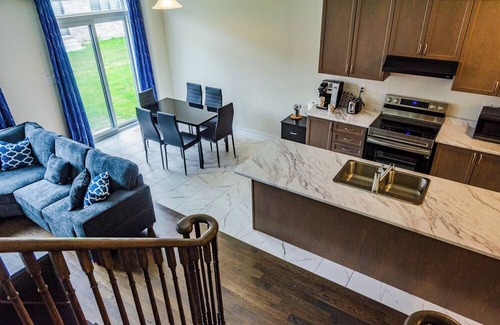 Thorold House | Modern Comforts: 4 Bedroom Family Home in Thorold | 20 Min to Falls