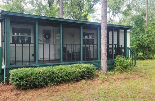 Jasper Cottage | 1 bedroom tiny house 8 minutes from Spirit of the Suwannee Music Park.