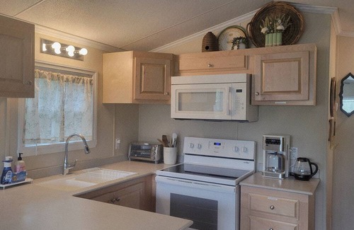 Jasper Cottage | 1 bedroom tiny house 8 minutes from Spirit of the Suwannee Music Park.