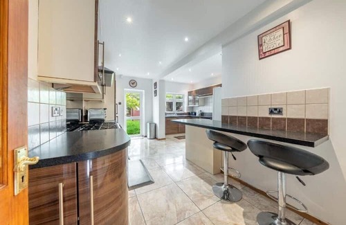 Oakleigh House | Tranquil and Lovely 5 bed house in Barnet