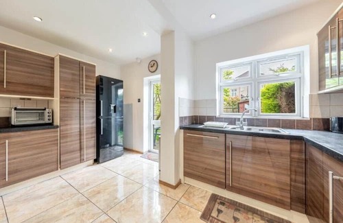 Oakleigh House | Tranquil and Lovely 5 bed house in Barnet