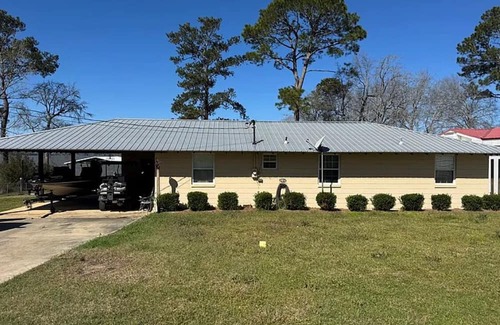 Fort Gaines House | Welcome to The Reel Retreat! Lake home on Lake Eufaula in Alabama!