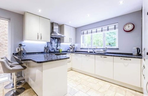Runnymede House | Homely 4 Bedroom House Addlestone