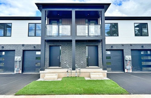 Welland House | Waterfront Getaway: Peaceful Canal Escape