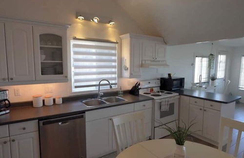 Lambton Shores Cottage | Lakeside Cottage Retreat – Stunning Sunsets & Waterfront Fun