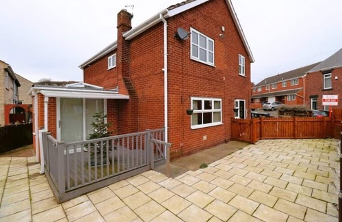 Barnsley House | Spacious 6 Bedroom Family House