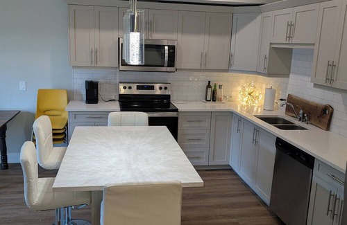 Fonthill Condo | Beautiful new2 bedroom condo very spacious,15 min from Niagara falls