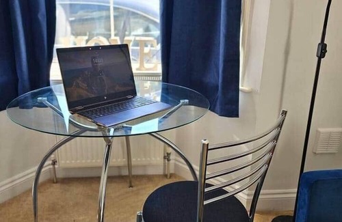 Woking Apartment | Stay Zen Apartments - Free Parking & Garden Woking
