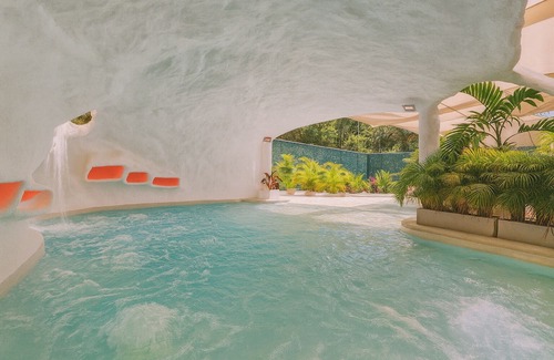 Buenos Aires House | 8-bedroom Poblado house with Pool