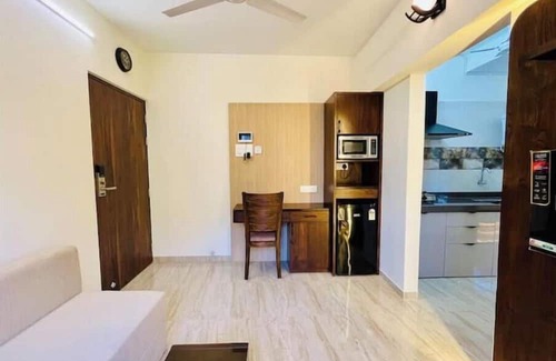 Kandivali East Apartment | 1BHK Cozy Service Apt in Malad west