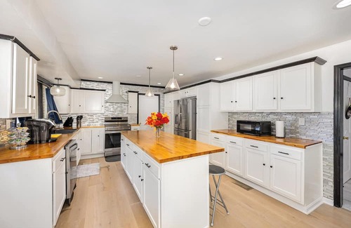 Xenia House | Spacious 4-bedroom house in Xenia near Universities