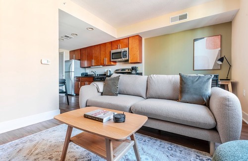 Mount Vernon Triangle Apartment | Blueground | Mount Vernon Triangle, pool, nr National Gallery of Art