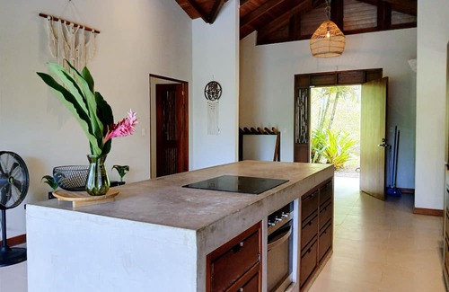 Limon House | Villa Paraíso 3 bed, 2 bath w/pool and AC-15 min from Punta Uva