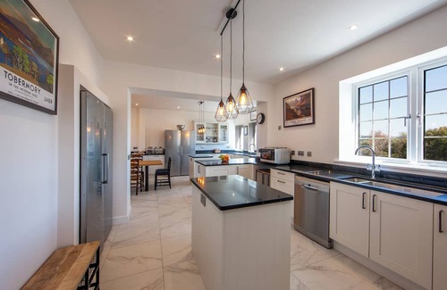 Oban House | Historic house in Oban with stunning views over the West Scotland coast. Sleeping 14 (+2 infants) and pet friendly.