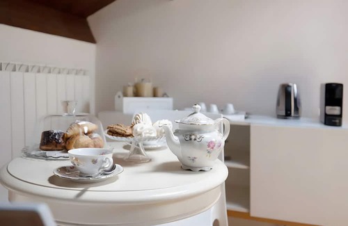 Vicoforte Apartment | Room 'Maria' with Shared Terrace, Wi-Fi and Air Conditioning