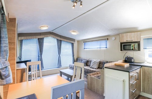 Battle Cottage | WHITE HART CARAVAN, pet friendly, with a garden in Battle