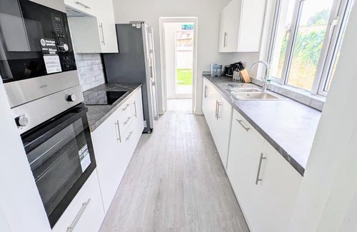 Wainscot Apartment | Chick Single En-suite with Garden and parking