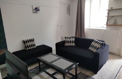 Irancy House | Renovated apartment in quiet wine-growing village. 15min from Auxerre.